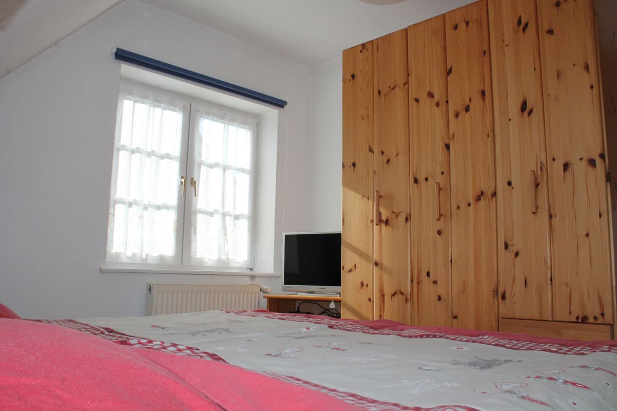 Abends noch einmal gemütlich die Nachrichten vom Bett aus im TV schauen