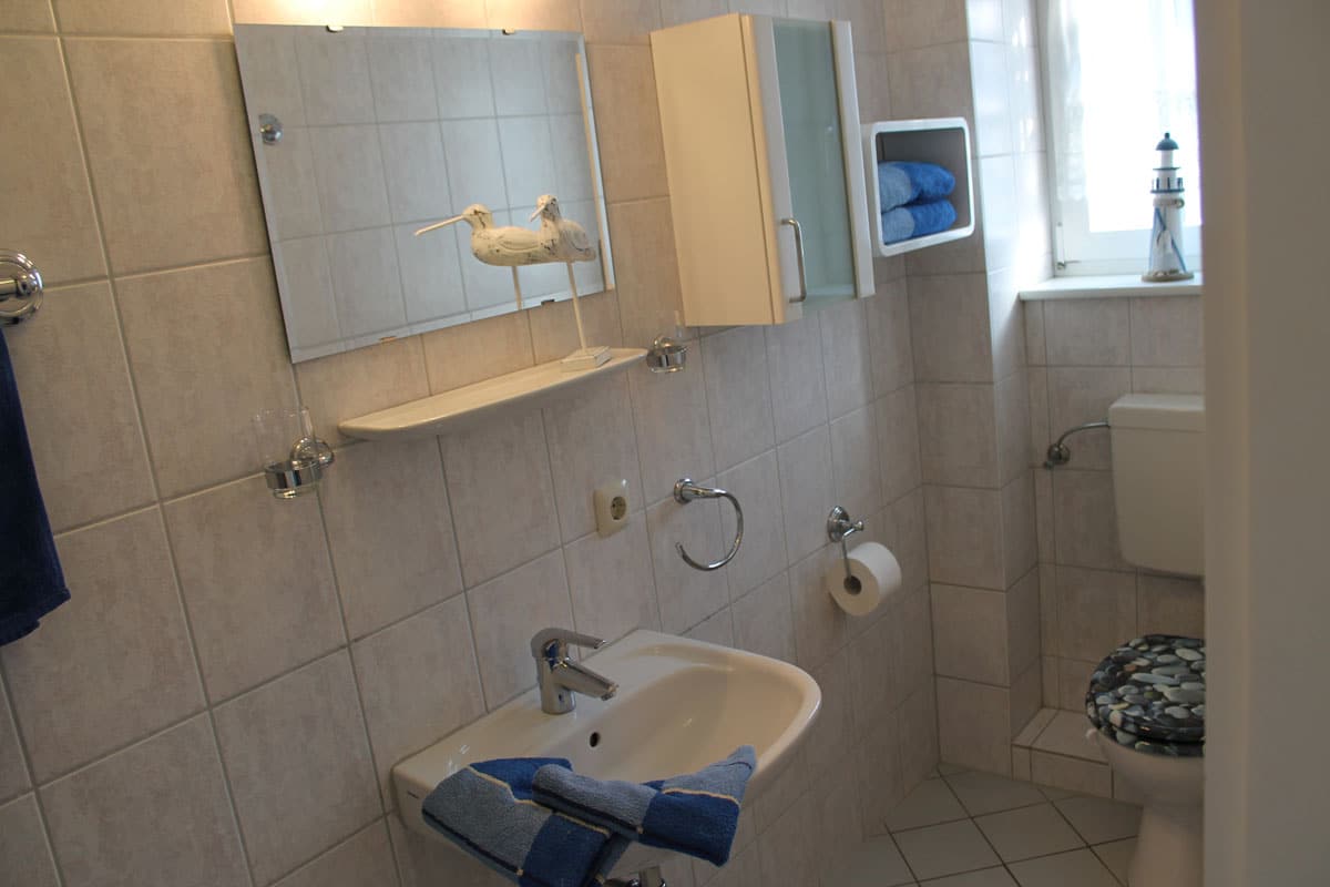 Ideales Gäste-WC mit Dusche im Erdgeschoss