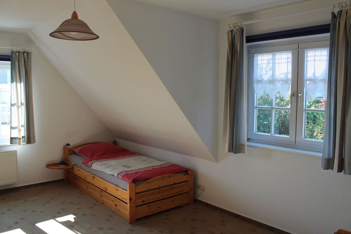 Licht-durchfluteter Raum mit 2 Fenstern