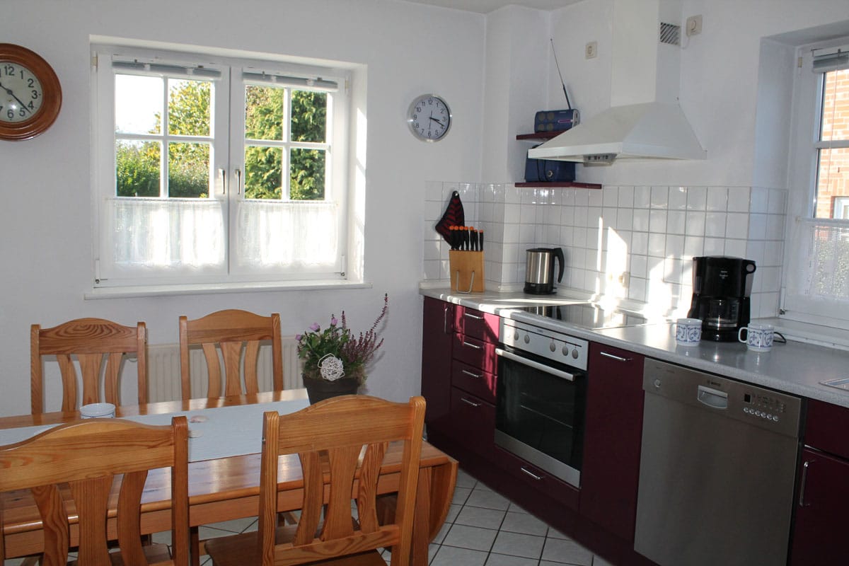 Voll ausgestattete Küche mit Ess-Platz